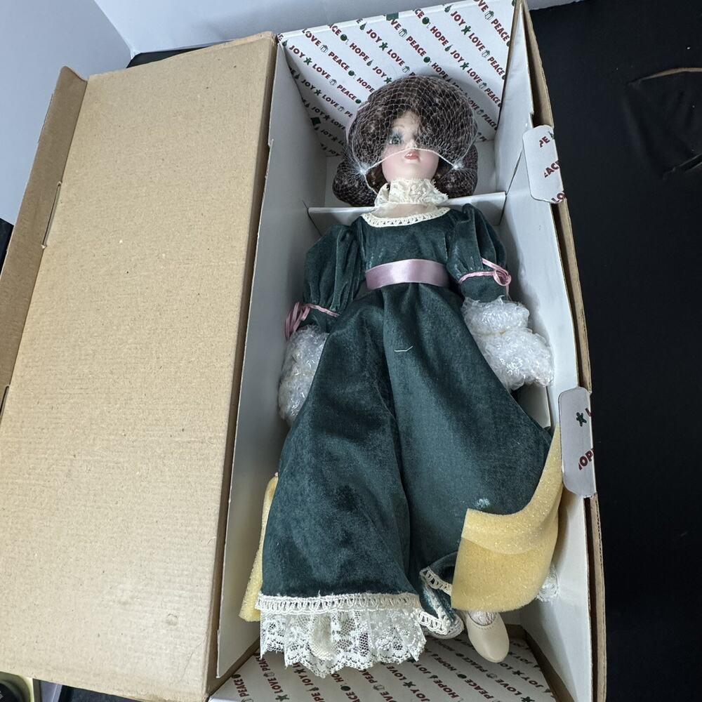 1998 House of Lloyd Christmas Around the World Gloria Janel Porcelain Doll Vtg - Picture 9 of 16